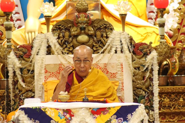 ༧གོང་ས་རྒྱལ་བ་རིན་པོ་ཆེ་མཆོག་གིས་སྤྱན་རས་གཟིགས་ཀྱི་བཀའ་དབང་བསྩལ། བོད་ཀྱི་དུས་བབ་གསར་ཁང་གི་སྐུ་པར། ༢༠༢༣།༡༠།༤