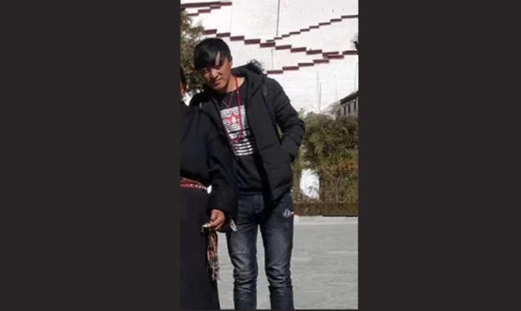 བོད་ཀྱི་ཆབ་སྲིད་བཙོན་ཟུར་གཞོན་ནུ་དབང་ཆེན་ལགས། པར་བོད་ནས་འདི་གར་མཁོ་སྤྲོད་བྱས།