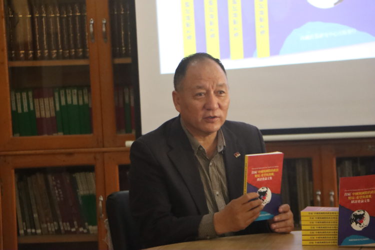 བོད་ཀྱི་སྲིད་བྱུས་ཉམས་ཞིབ་ཁང་གི་འགན་འཛིན་ཟླ་བ་ཚེ་རིང་ལགས་ནས་དཔེ་དེབ་སྐོར་ངོ་སྤྲོད་གནང་། ༢༠༢༣།༡༠།༠༥ དུས་བབ་ཀྱི་པར།