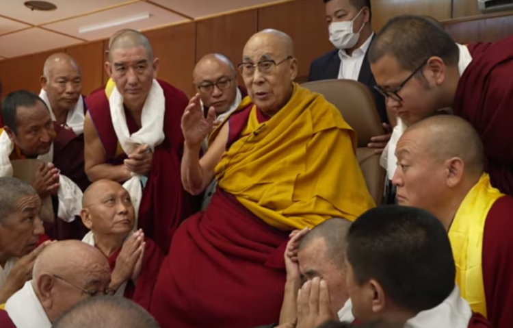 ༧གོང་ས་མཆོག་གིས་རིགས་སློབ་མ་ལག་གཉིས་ཀྱི་སློབ་ཟུར་ལ་བཀའ་སློབ་སྩལ། དགའ་ལྡན་ཕོ་བྲང་གི་བརྙན་ལས་བླངས།