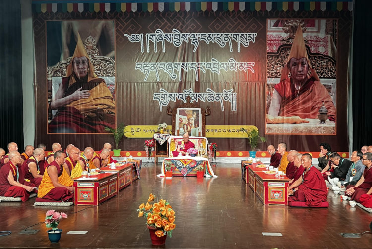 གཞིས་བྱེས་ལྷ་ངམ་ཕུན་གསུམ་གྱི་བརྟན་བཞུགས་གོ་སྒྲིག་ཚོགས་ཆུང་གིས་༸སྐྱབས་རྗེ་ཁྲི་ཆེན་མཆོག་ལ་བརྟན་བཞུགས་བསྟར་འབུལ་ཞུ་བཞིན་པ། ༢༠༢༣།༡༠།༢༧ དུས་བབ་ཀྱི་པར།