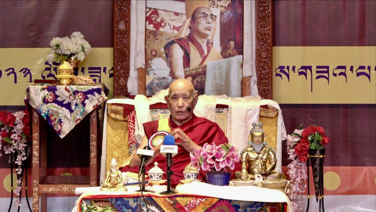 ཟློས་གར་ཚོགས་ཁང་དུ་ལྷ་ངམ་ཕུན་གསུམ་ཚོགས་ཆུང་གིས་༸སྐྱབས་རྗེ་ཁྲི་ཆེན་རིན་པོ་ཆེ་མཆོག་ལ་བརྟན་བཞུགས་བསྟར་འབུལ་ཞུ་བཞིན་པ། ༢༠༢༣།༡༠།༢༧ དུས་བབ་ཀྱི་པར།