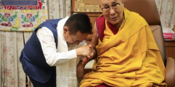 འབྲས་ལྗོངས་ཀྱི་སྤྱི་ཁྱབ་བློན་ཆེན་པི་རམ་སིང་རྟ་མང་སོགས་ཀྱིས་༧གོང་ས་རྒྱལ་བ་རིན་པོ་ཆེ་མཆོག་ལ་མཇལ་ཁ ཞུས། ༢༠༢༣། ༩། ༢༡  དགའ་ལྡན་ཕོ་བྲང་གི་པར།