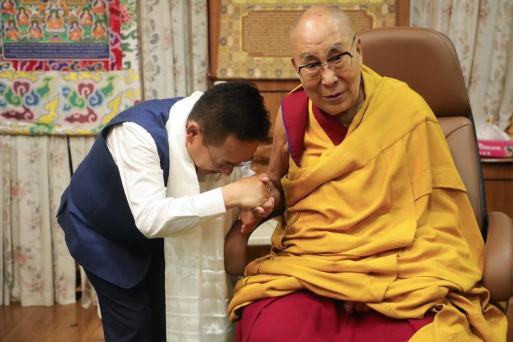 འབྲས་ལྗོངས་ཀྱི་སྤྱི་ཁྱབ་བློན་ཆེན་པི་རམ་སིང་རྟ་མང་སོགས་ཀྱིས་༧གོང་ས་རྒྱལ་བ་རིན་པོ་ཆེ་མཆོག་ལ་མཇལ་ཁ ཞུས། ༢༠༢༣། ༩། ༢༡  དགའ་ལྡན་ཕོ་བྲང་གི་པར།