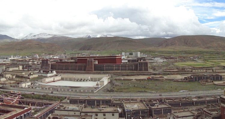 གཙང་ས་སྐྱ་རྫོང་ས་སྐྱ་དགོན་སོགས་ཀྱི་ཕྱིའི་བཀོད་པ།