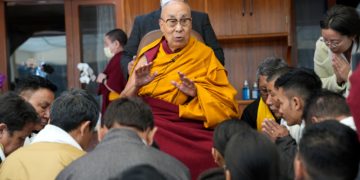 ༧གོང་ས་མཆོག་གིས་བོད་མིའི་ས་གནས་མགོ་འཛིན་རྣམས་ལ་མཇལ་ཁ་དང་བཀའ་སློབ་སྩལ། དགའ་ལྡན་ཕོ་བྲང་གི་སྐུ་པར། ༢༠༢༣།༡༡།༧