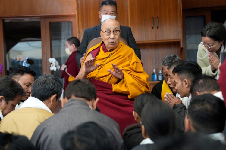 ༧གོང་ས་མཆོག་གིས་བོད་མིའི་ས་གནས་མགོ་འཛིན་རྣམས་ལ་མཇལ་ཁ་དང་བཀའ་སློབ་སྩལ། དགའ་ལྡན་ཕོ་བྲང་གི་སྐུ་པར། ༢༠༢༣།༡༡།༧