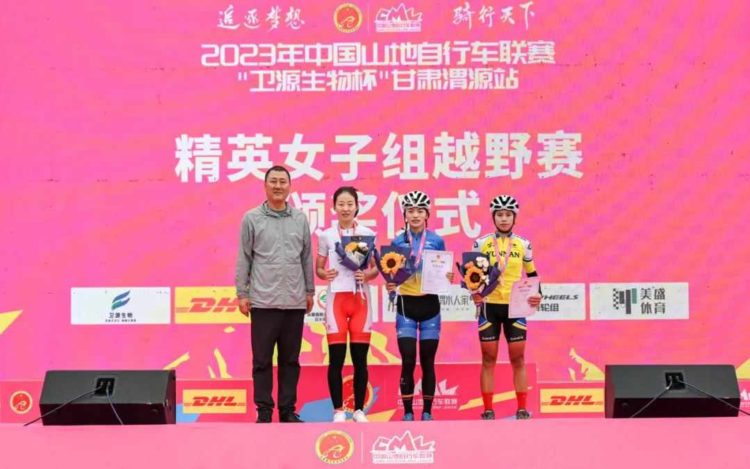 ལུས་རྩལ་པ་གཡང་མོ་འཚོ་རྐང་འཁོར་འགྲན་སྡུར་ནང་ཞུགས་ནས་བྱ་དགའ་ལེན་བཞིན་པ། དྲ་ལམ་གྱི་པར།