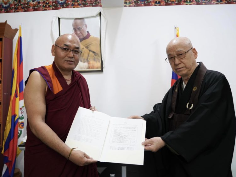བོད་མི་མང་སྤྱི་འཐུས་ཚོགས་གཙོ་མཆོག་དང་ཉི་ཧོང་ཛིན་ནང་བསྟན་སྐུ་ཚབ་ཚོགས་ཆུང་གི་ཚོགས་གཙོ་རྣམ་གཉིས་ཀྱིས་བསྒྲགས་གཏམ་གྱི་ངོ་བཤུས་འབུལ་བཞེས་གནང་བ། སྤྱི་འཐུས་ཀྱི་པར། ༢༠༢༣།༡༡།༡༤