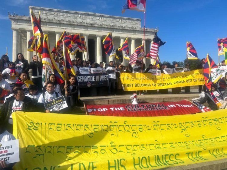 ཕོ་བྲང་དཀར་པོ་མདུན་ཐང་དུ་བོད་མིས་སྐད་འབོད་གནང་བཞིན་པ། ཉིའུ་ཡོག་ས་གནས་གཞོན་ལྷན་གྱི་པར། ༢༠༢༣།༡༡།༡༢