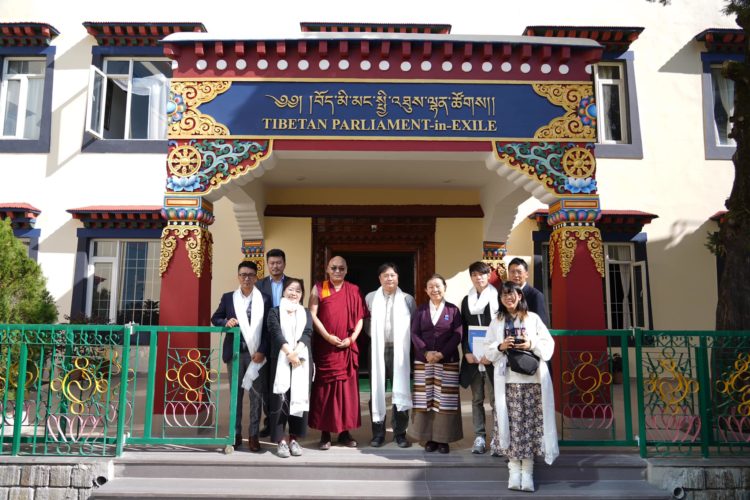 བོད་མི་མང་སྤྱི་འཐུས་ཚོགས་གཙོ་སྦྲེལ་བོས་ཐའེ་ཝན་སྐུ་ཚབ་ཚོགས་ཆུང་དང་ཐུག་འཕྲད་གནང་།

བོད་མི་མང་སྤྱི་འཐུས་ཀྱི་པར། ༢༠༢༣།༡༡།༡༤