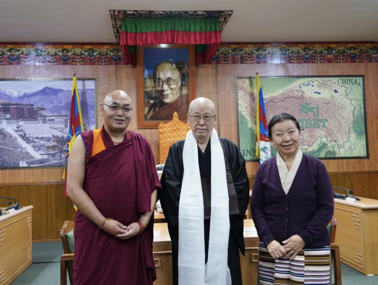 བོད་མི་མང་སྤྱི་འཐུས་ཚོགས་གཙོ་སྦྲེལ་བོས་ཉི་ཧོང་ཛིན་ནང་བསྟན་སྐུ་ཚབ་ཚོགས་ཆུང་དང་མཇལ་འཕྲད་གནང་། བོད་མི་མང་སྤྱི་འཐུས་ཀྱི་པར། ༢༠༢༣།༡༡།༡༤