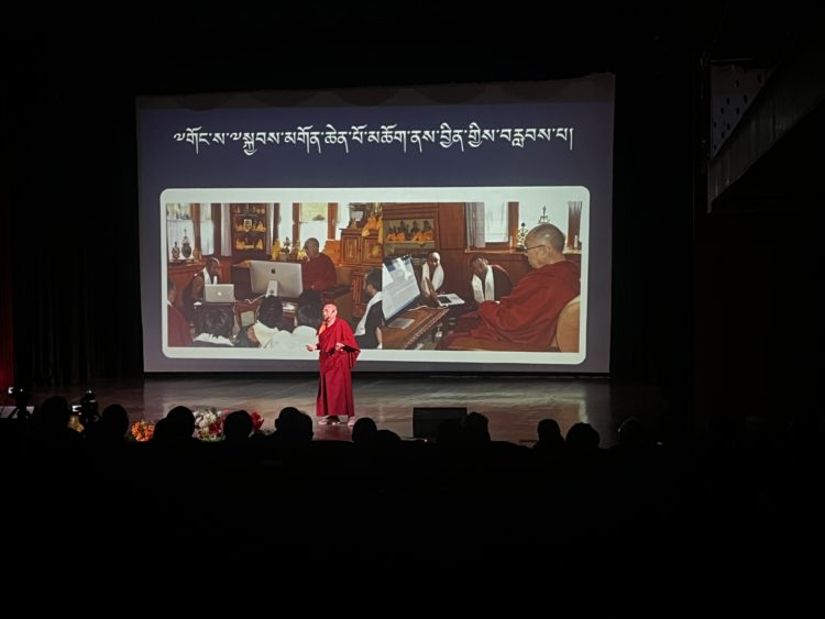 དགེ་བཤེས་བློ་བཟང་སྨོན་ལམ་ལགས་ཀྱིས་སྨོན་ལམ་རིག་ནུས་སྐོར་ངོ་སྤྲོད་གནང་བཞིན་པ། བོད་ཀྱི་དུས་བབ་གསར་ཁང་གི་པར།