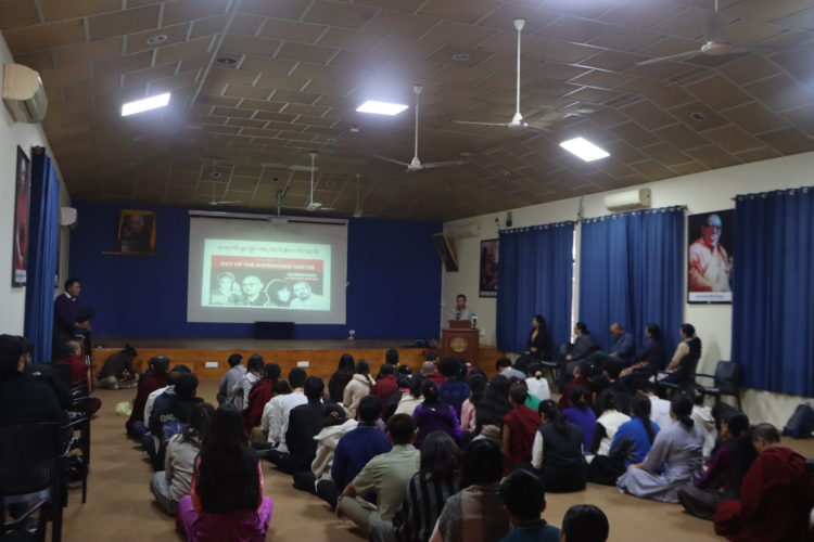 ས་རཱ་མཐོ་སློབ་ཏུ་རྒྱལ་སྤྱིའི་བཙོན་འོག་གི་རྩོམ་པ་པོའི་ཉིན་མོ་སྲུང་གཙི་ཞུ་བཞིན་པ། ༢༠༢༣།༡༡།༡༥ དུས་བབ་ཀྱི་པར།