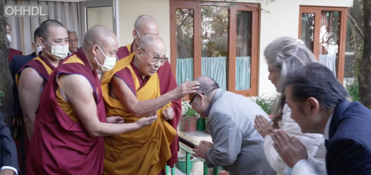 པར་འགྲེལ། ༧གོང་ས་རྒྱལ་བ་རིན་པོ་ཆེ་མཆོག་ནས་ཡུ་རོབ་ཀྱི་མགོ་ཁྲིད་ཁག་ཅིག་ལ་དམིགས་བསལ་མཇལ་ཁ་བསྩལ། དགའ་ལྡན་ཕོ་བྲང་གི་བརྙན་ནས་བླངས། 