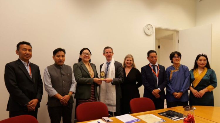 Kalon Norzin Dolma presenting souvenir to Shadow Foreign Minister of Australia, Senator Simon Birmingham