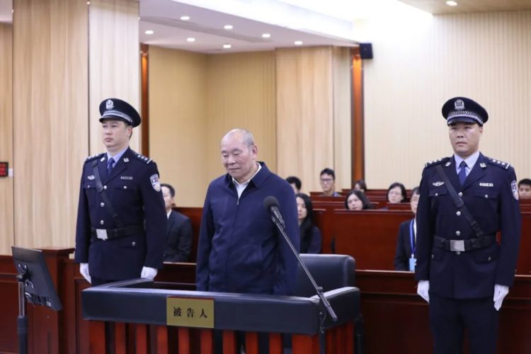 Xu Guojun, former head of a Bank of China sub-branch in Guangdong province, stands trial. [Photo/Jiangmen Intermediate People's Court in Guangdong province]
