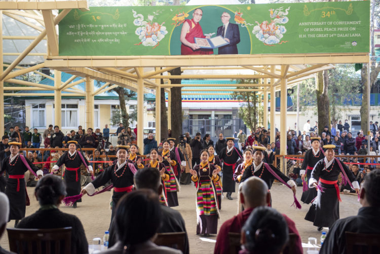 བོད་གཞུང་མང་གཉིས་ནས་༧གོང་ས་རྒྱལ་བ་རིན་པོ་ཆེ་མཆོག་ལ་ནོ་སྦེལ་ཞི་བདེ་གཟེངས་རྟགས་འབུལ་བཞེས་མཛད་པའི་དུས་དྲན་སྲུང་གཙི་ཞུས་པ། བོད་མིའི་སྒྲིག་འཛུགས་ཀྱི་པར།  ༡༠།༡༢།༢༠༢༣
