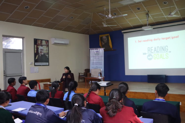 ས་རཱ་བོད་ཀྱི་མཐོ་རིམ་སློབ་གཉེར་ཁང་དུ་གཞོན་སྐྱེས་མགོ་ཁྲིད་ཀྱི་ཟབ་སྦྱོང་ཐེངས་བཅུ་པ་འཚོག་བཞིན་པ། དུས་བབ་ཀྱི་་པར། ༢༠༢༣།༡༢།༢༢