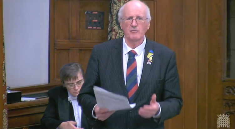 སྐབས་དེར་དབྱིན་ཇིའི་རྒྱལ་ཡོངས་གྲོས་ཚོགས་འཐུས་མིའི་རྒྱལ་སྤྱིའི་ཆོས་དད་རང་དབང་ལྷན་ཚོགས་ཀྱི་ཚོགས་གཙོ་དང་གྲོས་ཚོགས་འཐུས་མི་སྐུ་ཞབས་ཇིམ་ཤན་ནོན་ (Jim Shannon) ལགས་ཀྱིས་བོད་ཀྱི་ཆོས་དད་རང་དབང་གི་གནས་སྟངས་སྐོར་ལ་གསུང་བཤད་གནང་བཞིན་པ། དབྱིན་ཇིའི་གྲོས་ཚོགས་ཀྱི་པར། ༡༤།༡༢།༢༠༢༣