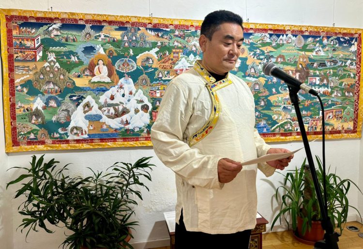 ལྷ་རིས་པ་སྐལ་བཟང་དམ་ཆོས་ལགས་ཀྱིས་རྗེ་བཙུན་མི་ལའི་མཛད་རྣམ་ཐང་གའི་འགྲེམས་སྟོན་ངོ་སྤྲོད་གནང་བཞིན་པ། དུས་བབ་ཀྱི་པར། ༢༠༢༣།༡༢།༡༢