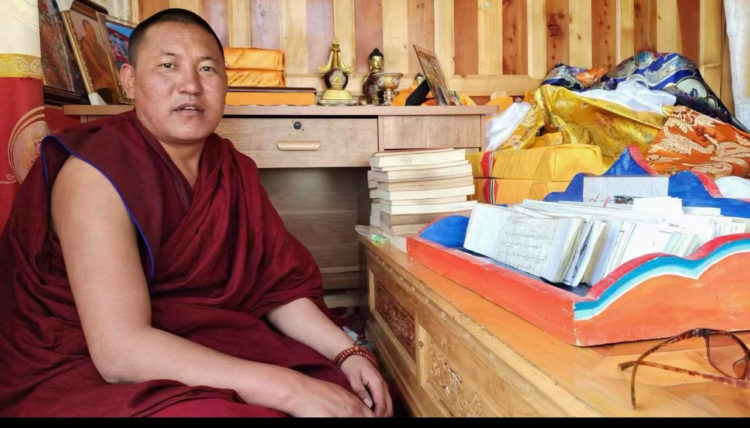རྔ་བ་ཀིརྟི་དགོན་གྱི་ཚོགས་ཆེན་དབུ་མཛད་ཟུར་པ་བློ་བཟང་བཀྲ་ལགས། པར་འབྲེལ་ཡོད་ནས་འདི་གར་མཁོ་སྤྲོད་གནང་།