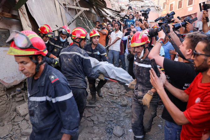 Emergency workers carry a dead body, in the aftermath of a deadly earthquake, in Amizmiz, Morocco, September 10, 2023. REUTERS/Nacho Doce