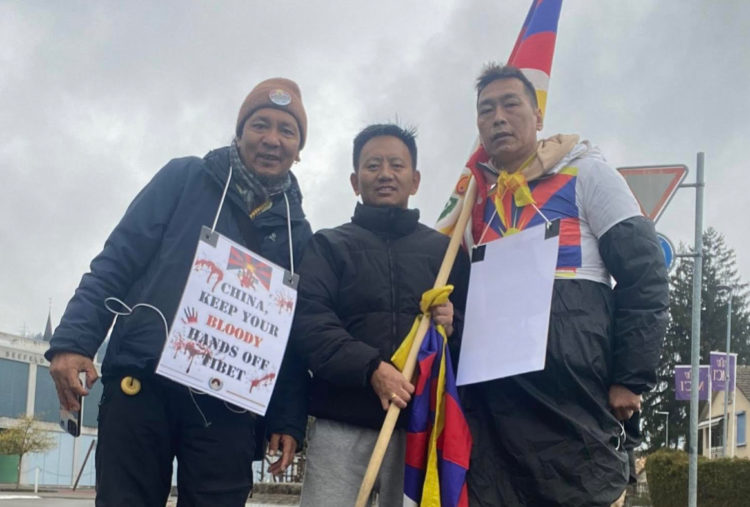 སུད་སི་གྲོང་ཁྱེར་ཛུ་རིག་ནས་ཇི་ནི་ཝ་བར་དུ་བོད་དོན་ཞུ་གཏུག་གི་ཞི་བའི་གོམ་བགྲོད་ཀྱི་ལས་འགུལ་སྤེལ་བཞིན་པ། པར་འབྲེལ་ཡོད་ནས་མཁོ་སྤྲོད་གནང་། ༢༠༢༤།༣།༢