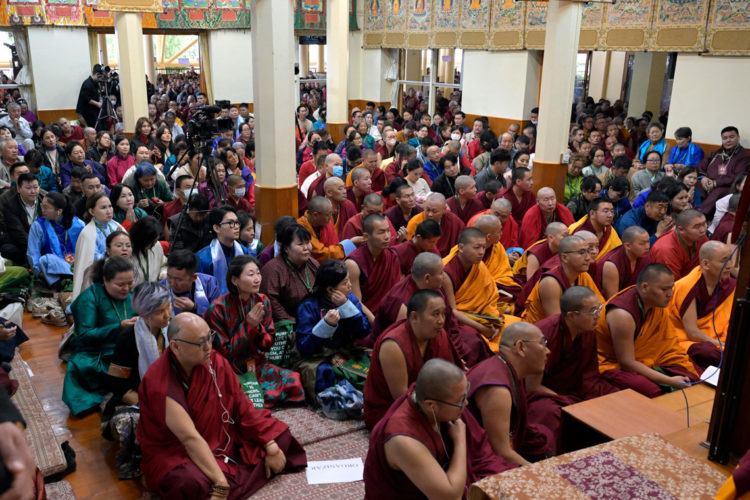 ཐེག་ཆེན་གཙུག་ལག་ཁང་དུ་སོག་རིགས་རྣམས་གཙོ་བོར་གྱུར་བའི་དད་ལྡན་དོན་གཉེར་ཅན་ལ་དགའ་ལྡན་ལྷ་བརྒྱ་མའི་གསུང་ཆོས་བསྩལ། ༢༠༢༤།༠༤།༢༠ ཐད་གཏོང་བརྙན་གྱི་སྐུ་པར།