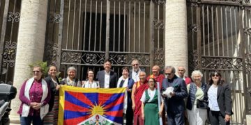 Sikyong with long time Italian friends of Tibet and members of Tibetan community post the meeting.