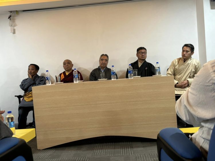 འཕགས་པ་ཝ་ཏི་བཟང་པོའི་དུས་ཐུང་འགྲེམས་སྟོན་གནང་བཞིན་པ། ༢༠༢༤།༥།༢༢ དུས་བབ་ཀྱི་པར།