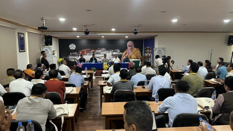 དྷ་ས་དབུས་སྣེ་ལེན་ཁང་གི་འཛིན་སྐྱོང་སྦྱོང་བརྡར་ལྟེ་གནས་ཁང་དུ་བོད་མིའི་མཉམ་འབྲེལ་བསྐྱར་ཞིབ་ཚོགས་ཆེན་འཚོགས། ༢༠༢༤།༠༥།༢༢-༢༤། དུས་བབ་ཀྱི་པར།