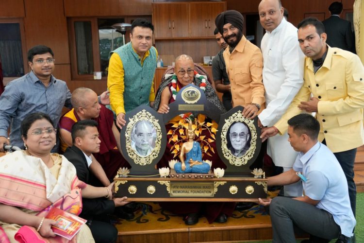 གོང་ས་རྒྱལ་བ་རིན་པོ་ཆེ་མཆོག་ལ་བཞུགས་སྒར་ཕོ་བྲང་དུ་རྒྱ་གར་གྱི་སྲིད་བློན་ཟུར་པ་ནཱ་རཱ་སིམ་ཧ་ (Narasimha) དམ་པ་མཆོག་གི་རྗེས་དྲན་གཟེངས་རྟགས་ Narasimha Rao Memorial Award ཞེས་པ་དེ་འབུལ་ལམ་ཞུས།
པར་དབང་། དཔལ་ལྡན་དགའ་ལྡན་ཕོ་བྲང་།