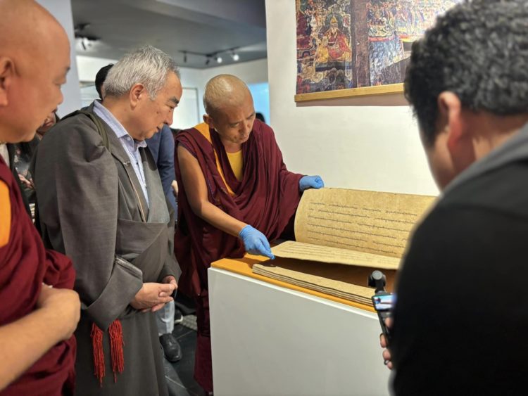 ཕྱི་དྲིལ་བོད་ཀྱི་འགྲེམས་སྟོན་ཁང་དུ་འཕགས་པ་ཝ་ཏི་བཟང་པོའི་དུས་ཐུང་འགྲེམས་སྟོན་དབུ་འབྱེད་གནང་བཞིན་པ། ༢༠༢༤།༥།༢༢ དུས་བབ་ཀྱི་པར།