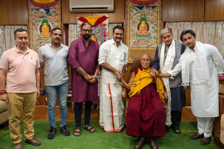 རྒྱ་གར་གྱི་ཀོང་རེ་སི་སྲིད་དོན་ཚོགས་པའི་ (Congress) གྲོས་ཚོགས་འཐུས་མི་དང་རྩོམ་པ་པོ་གྲགས་ཅན་ཤཱ་ཤི་ཐ་རུར་ (Shashi Tharoor) ལགས་ཀྱིས་་༧གོང་ས་རྒྱལ་བ་རིན་པོ་ཆེ་མཆོག་ལ་མཇལ་ཁ་ཞུས། ༢༠༢༤།༠༥།༣༠ ཕོ་བྲང་གི་སྐུ་པར།