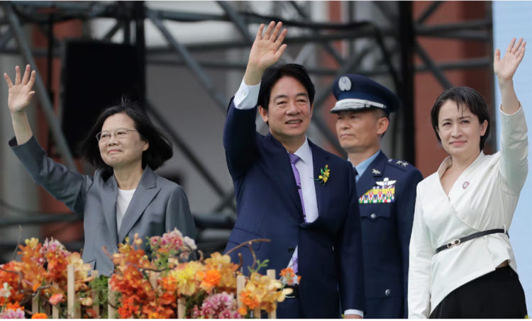 ཐའེ་ཝན་གྱི་སྲིད་འཛིན་ལས་ཐོག་ལི་ཆིན་ཌི་མཆོག་དང་སྲིད་ཟུར་ལྕམ་ཚེ་ཡེན་ཝུན་མཆོག སྲིད་འཛིན་གཞོན་པ་ལྕམ་བྷི་ཀིམ་ Hsiao Bi-Khim ལགས།  Photo: www.newsnationnow.com