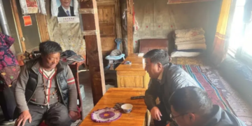 A Chinese Communist Party deputy secretary of Gonjo county visits households to persuade them to agree to the proposed relocation of their village, in Sa-ngen, Tibet Autonomous Region, March 2024. © 2024 Gongjue Pioneers (贡觉先锋) WeChat Account