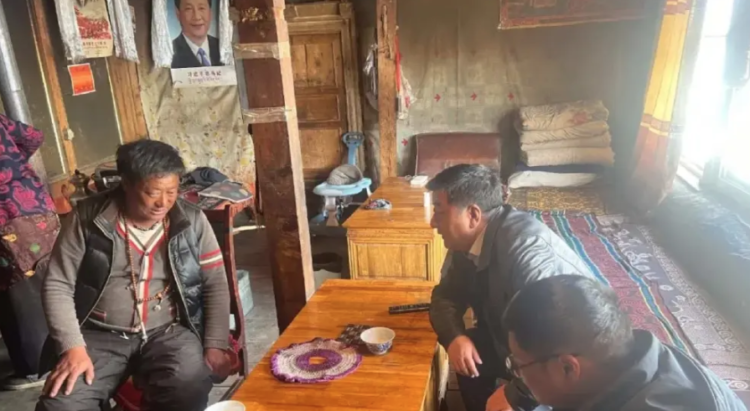A Chinese Communist Party deputy secretary of Gonjo county visits households to persuade them to agree to the proposed relocation of their village, in Sa-ngen, Tibet Autonomous Region, March 2024. © 2024 Gongjue Pioneers (贡觉先锋) WeChat Account