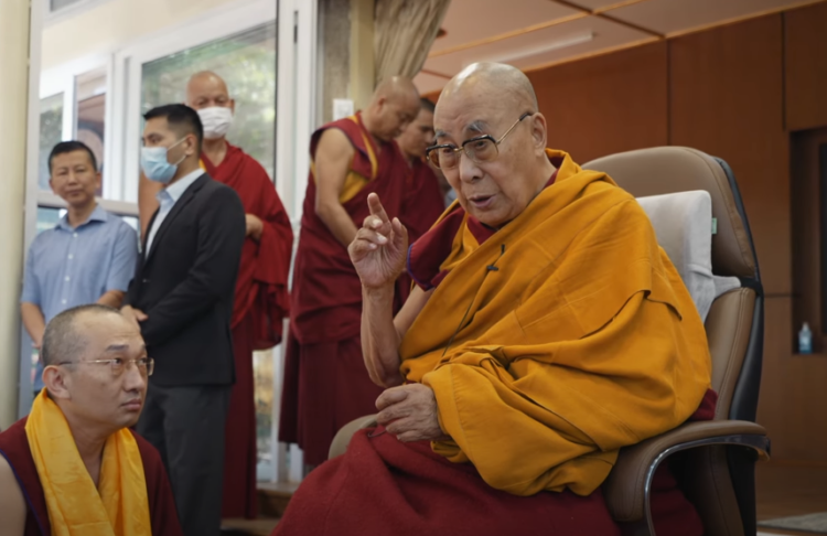 དཱི་པངྐ་ར་ནང་བའི་ལྟེ་གནས་ཁང་གི་དབུ་འཛིན་༧སྐྱབས་རྗེ་ཁང་སར་རིན་པོ་ཆེ་མཆོག་གི་དབུས་སློབ་འབངས་ཁག་ཅིག་གིས་༧གོང་ས་མཆོག་ལ་མཇལ་བཅར་ཞུས། ༢༠༢༤།༠༥།༢༠ ཐད་གཏོང་གི་བརྙན་པར།