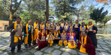 བོད་བལ་སྦས་ཡུལ་རོལ་བ་གླིང་གི་དད་ལྡན་སེར་སྐྱ་ཁག་ཅིག་གིས་༧གོང་ས་མཆོག་ལ་མཇལ་ཁ་ཞུས། ༢༠༢༤།༠༥།༢༩ དུས་བབ་ཀྱི་པར།