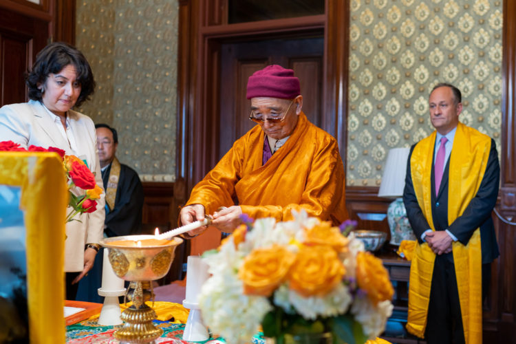 ཨ་རིའི་རྒྱལ་སྤྱིའི་ནང་པའི་མཐུན་ཚོགས་ཀྱི་འགན་འཛིན་དར་ཐང་རིན་པོ་ཆེ་མཆོག་ནས་ཐེངས་དང་པོ་ཕོ་བྲང་དཀར་པོའི་ནང་ས་ག་ཟླ་བ་སྲུང་གཙི་གནང་སྐབས་མར་མེ་ཞལ་འབྱེད་གནང་བཞིན་པ།༢༠༢༡།༠༥།༢༦