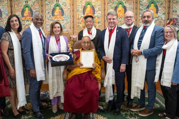 དེ་རིང་ཞོགས་པར་བཞུགས་སྒར་རྒྱལ་བའི་ཕོ་བྲང་དུ་༧གོང་ས་རྒྱལ་བ་རིན་པོ་ཆེ་མཆོག་ནས་ཨ་རིའི་གྲོས་ཚོགས་ཀྱི་སྐུ་ཚབ་ཚོགས་ཆུང་ལ་མཇལ་ཁ་བསྩལ། 
པར་དབང་། དཔལ་ལྡན་དགའ་ལྡན་ཕོ་བྲང་། 19/06/2024