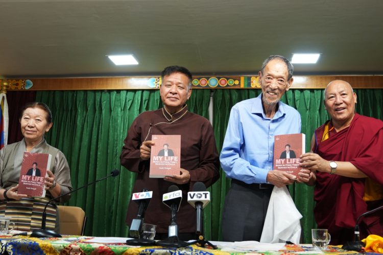 བཀའ་ཟུར་བཀྲ་ཤིས་དབང་འདུས་ལགས་ཀྱི་སྐུ་ཚེའི་ལོ་རྒྱུས་ཀྱི་དེབ་ཅིག་དབུ་འབྱེད་གནང་། ༢༠༢༤།༠༦།༠༧ བོད་ཀྱི་དཔེ་མཛོད་ཁང་གི་པར།