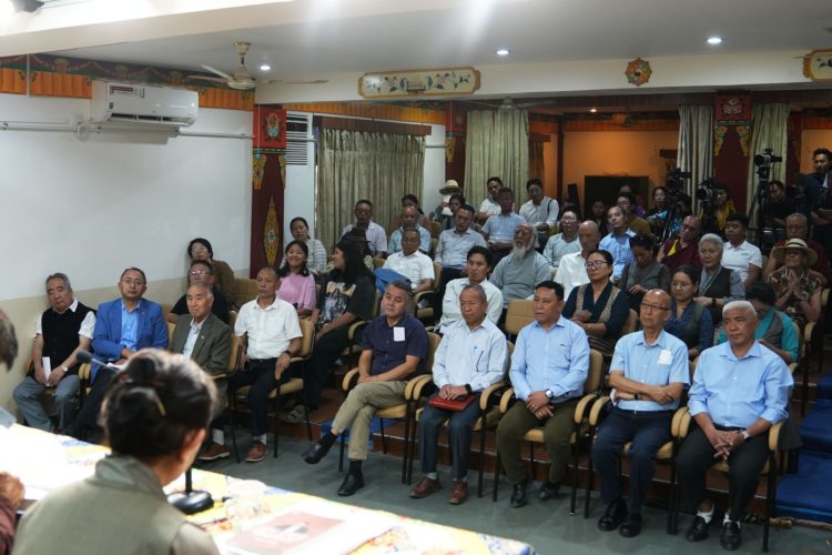 བཀའ་ཟུར་བཀྲ་ཤིས་དབང་འདུས་ལགས་ཀྱི་སྐུ་ཚེའི་ལོ་རྒྱུས་ཀྱི་དེབ་ཅིག་དབུ་འབྱེད་གནང་། ༢༠༢༤།༠༦།༠༧ བོད་ཀྱི་དཔེ་མཛོད་ཁང་གི་པར།