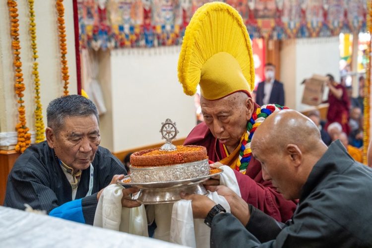 བོད་མིའི་སྒྲིག་འཛུགས་ཀྱི་ལས་བྱེད་ཟུར་བ་དང་། སྐུ་སྲུང་ཟུར་བ། དེ་བཞིན་འགྲོ་ཕན་བོད་ཀྱི་སྨན་རྩིས་ཁང་བཅས་ཀྱིས་བརྟན་བཞུགས་བསྟར་འབུལ་ཞུས། ༢༠༢༤།༠༦།༡༡