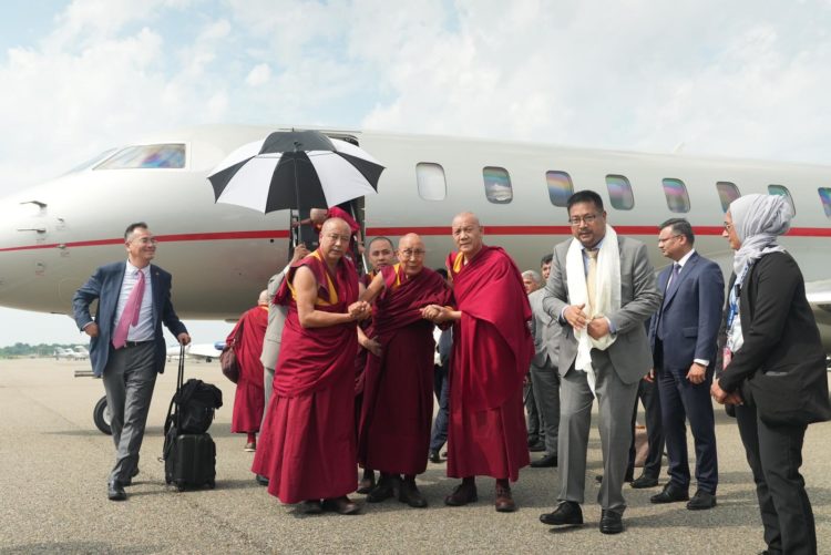 ༧གོང་ས་མཆོག་ཨ་རིའི་ནེའུ་འཇར་སི་ཡི་ཊེ་ཊར་ཁྲ་བྷོ་རོ་ (Teterboro) གནམ་ཐང་དུ་ཞབས་སོར་བདེ་བར་བཀོད་པ། ༢༠༢༤།༠༦།༢༣