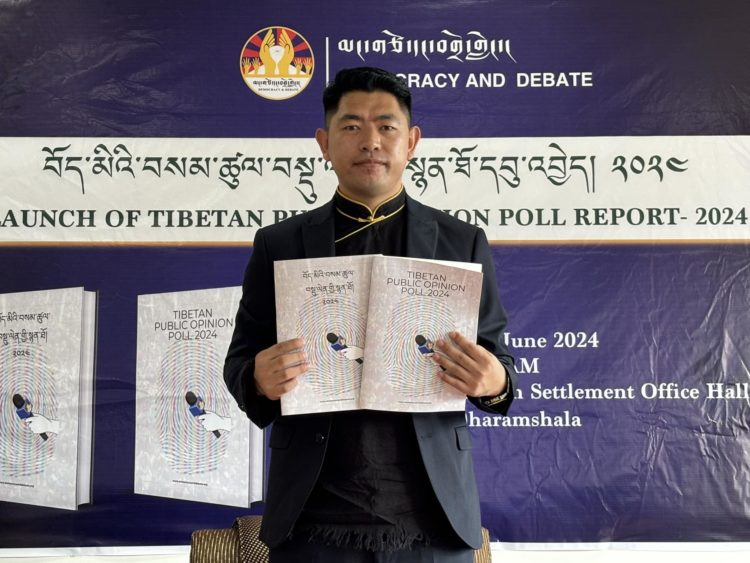 ཁྲིམས་ལུགས་རིག་པ་བ་ལྷ་རོང་ལགས་ཀྱིས་བོད་མའི་བསམ་ཚུལ་བསྡུ་ལེན་གྱི་སྙན་ཐོ་འདེན་སྤེལ་གནང་བཞིན་པ། ༢༠༢༤།༦།༢༨ དུས་བབ་ཀྱི་པར།