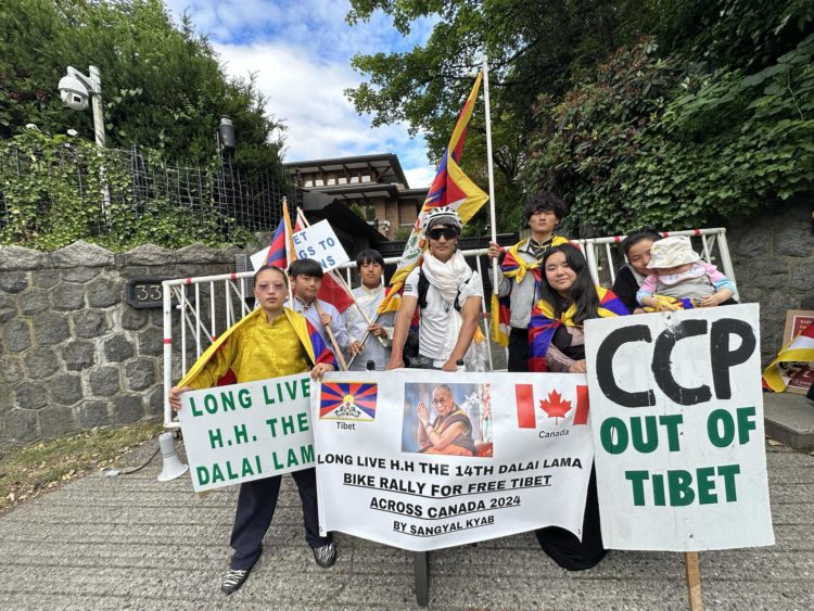 རྒྱ་ནག་གི་གཞུང་ཚབ་ཁང་གི་མདུན་དུ་ངོ་རྒོལ་གྱི་ལས་འགུལ་སྤེལ་བཞིན་པ། པར་འབྲེལ་ཡོད་ཀྱིས་མཁོ་སྤྲོད་བྱས།