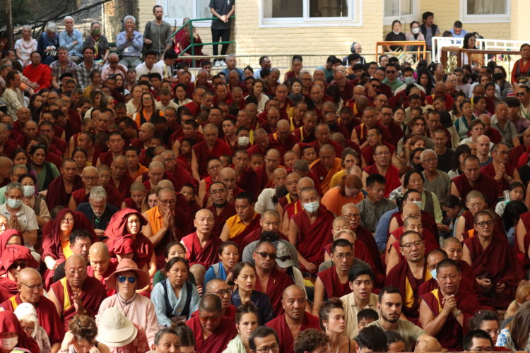 མང་ཚོགས་ཀྱིས་༧གོང་ས་རྒྱལ་བ་རིན་པོ་ཆེ་མཆོག་གི་བཀའ་སློབ་ཉན་བཞིན་པ། ༢༠༢༤།༦།༣ དུས་བབ་ཀྱི་པར།