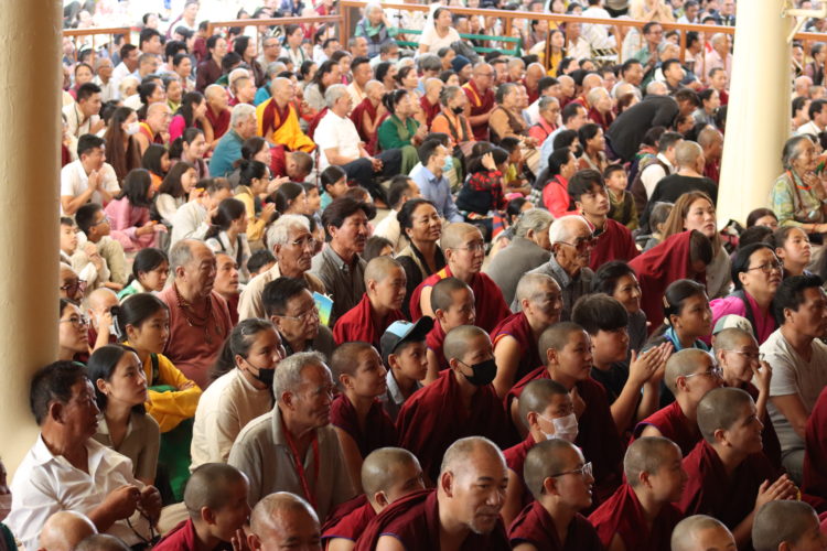 མང་ཚོགས་ཀྱིས་༧གོང་ས་རྒྱལ་བ་རིན་པོ་ཆེ་མཆོག་གི་བཀའ་སློབ་ཉན་བཞིན་པ། ༢༠༢༤།༦།༤ དུས་བབ་ཀྱི་པར།